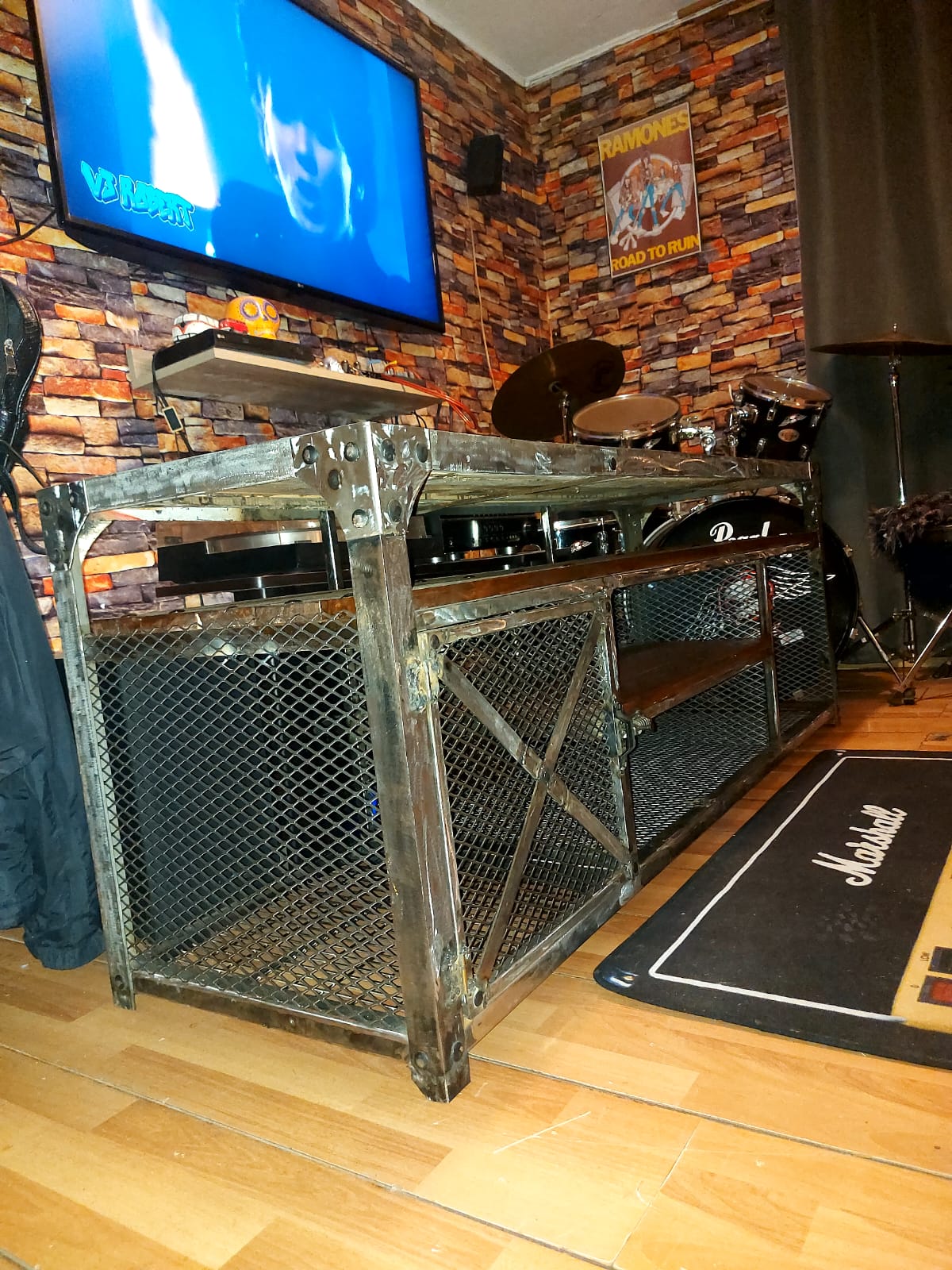 Rack Iron Roots — estructura de roble de demolición y acero reforzado