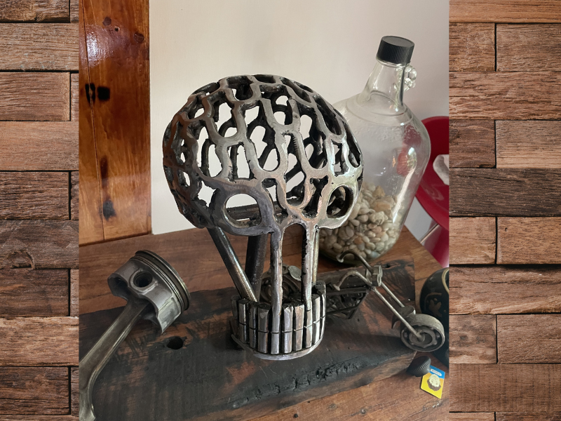 T-800 Prototype — escultura de calavera mecánica con pistones y metal puro