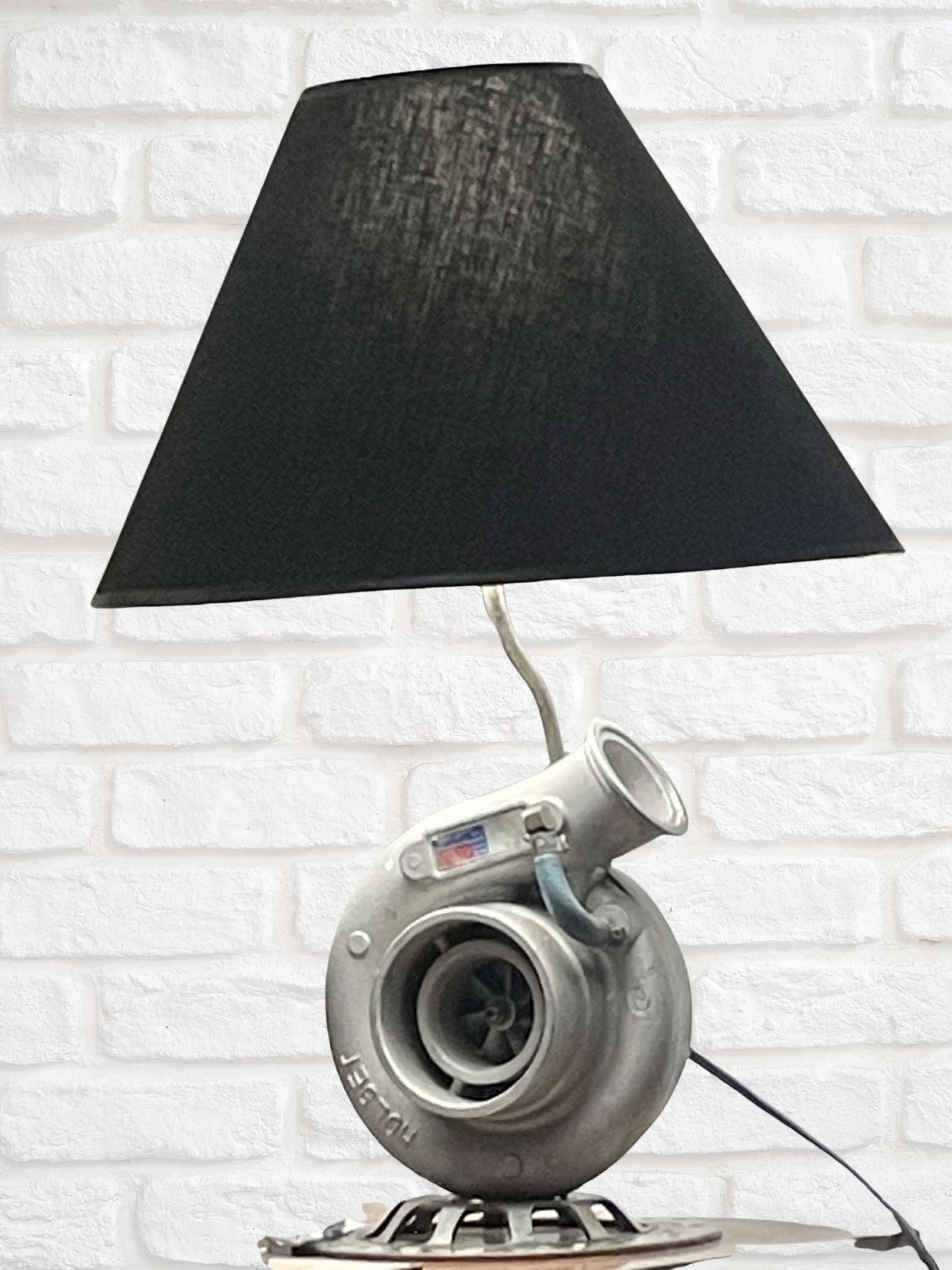 Turbo Light V2 — turbocompresor automotriz reciclado convertido en lámpara de mesa